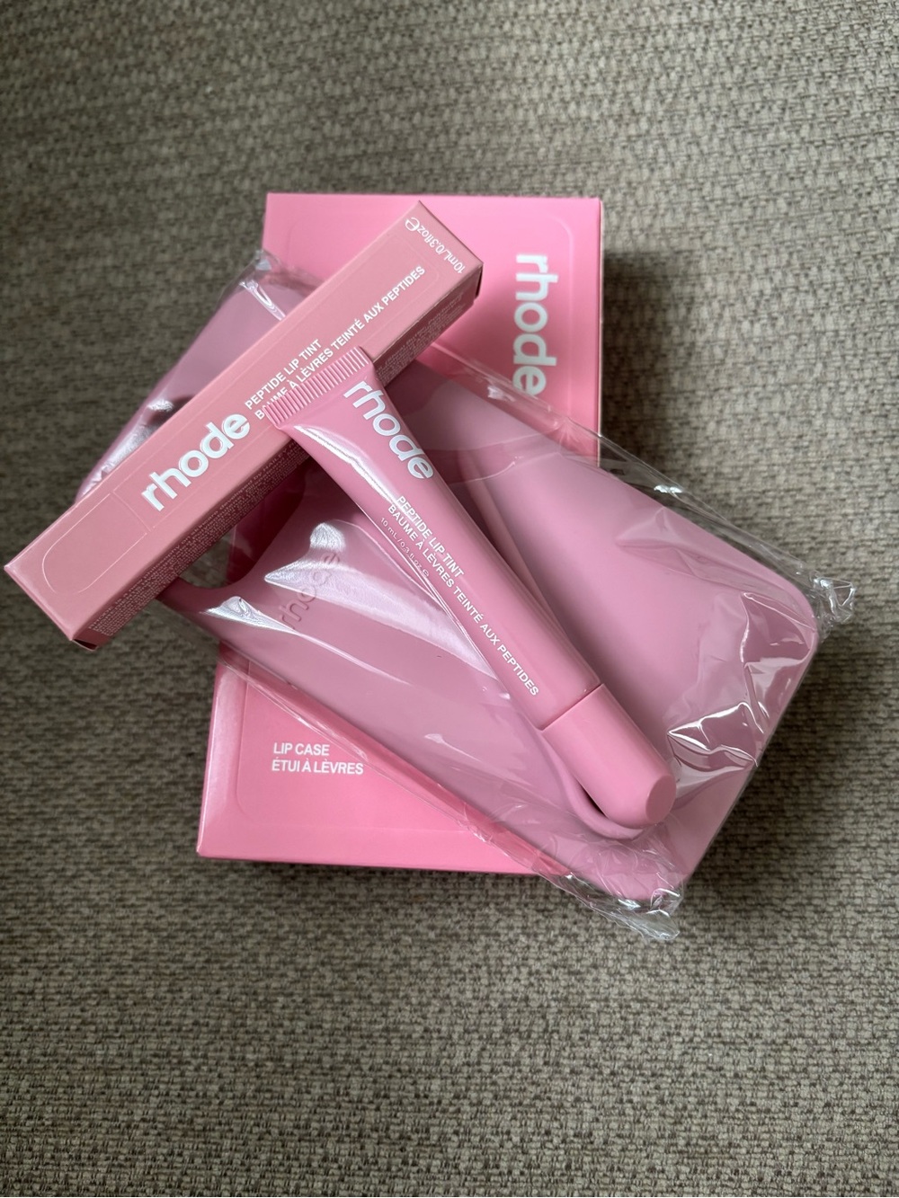 Rhode Lip Case iPhone 15 Pro
Max RIBBON Bundle+Peptide Lip
Treatment PBJ NEW
